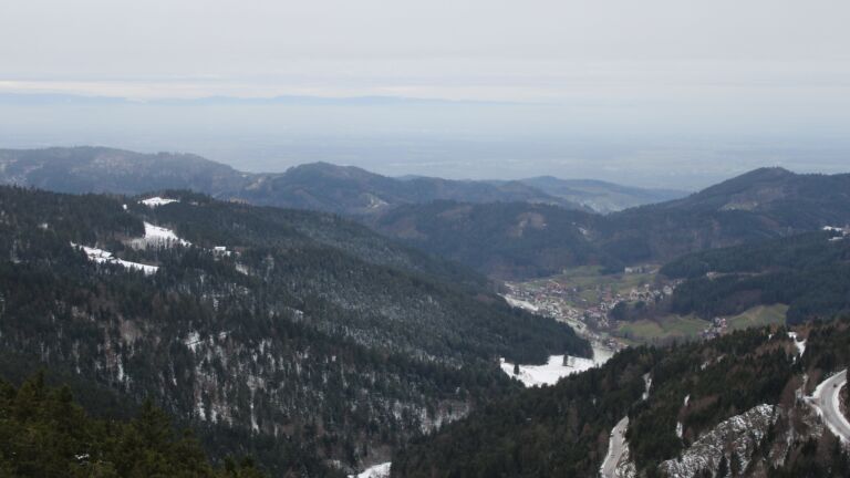 Dieses Bild zeigt eine Webcam-Aufnahme vom Achertal, aufgenommen am Sonntag, den 23.11.2025 um 16:00 Uhr. Die Temperatur betrug -1.6°C.
