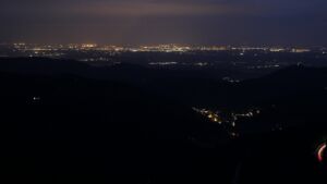 Dieses Bild zeigt eine Webcam-Aufnahme vom Achertal, aufgenommen am Samstag, den 11.04.2026 um 21:00 Uhr. Die Temperatur betrug 10.8°C.