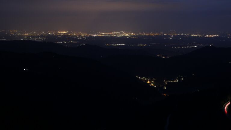 Dieses Bild zeigt eine Webcam-Aufnahme vom Achertal, aufgenommen am Samstag, den 11.04.2026 um 21:00 Uhr. Die Temperatur betrug 10.8°C.