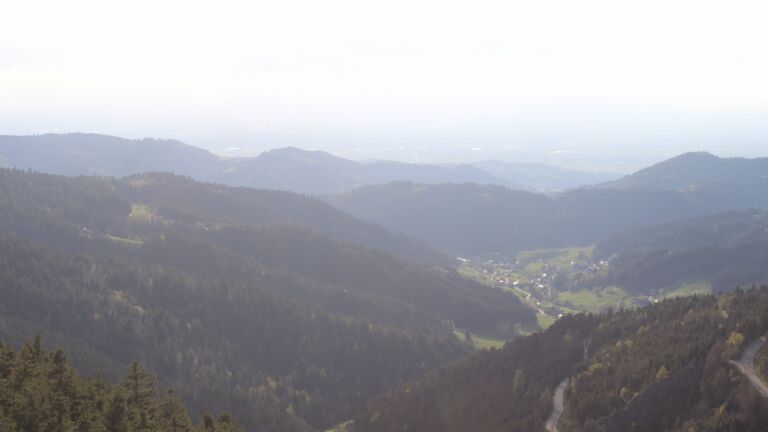 Dieses Bild zeigt eine Webcam-Aufnahme vom Achertal, aufgenommen am Donnerstag, den 16.04.2026 um 18:40 Uhr. Die Temperatur betrug 13°C.