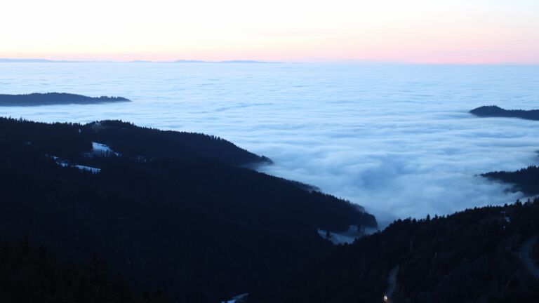 Dieses Bild zeigt eine Webcam-Aufnahme vom Achertal, aufgenommen am Montag, den 19.01.2026 um 17:30 Uhr. Die Temperatur betrug 6.9°C.