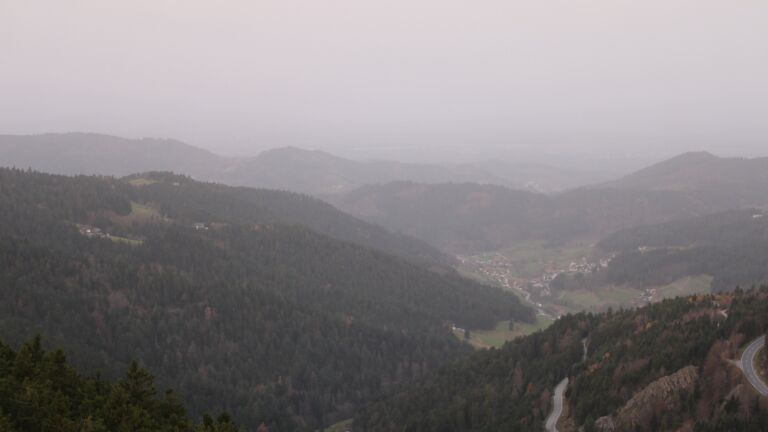 Dieses Bild zeigt eine Webcam-Aufnahme vom Achertal, aufgenommen am Freitag, den 14.11.2025 um 07:40 Uhr. Die Temperatur betrug 17.5°C.