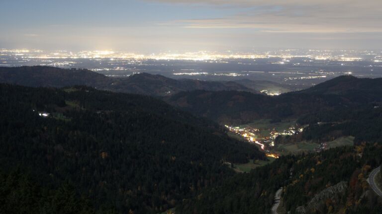 Dieses Bild zeigt eine Webcam-Aufnahme vom Achertal, aufgenommen am Montag, den 03.11.2025 um 21:00 Uhr. Die Temperatur betrug 5.4°C.