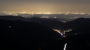 Dieses Bild zeigt eine Webcam-Aufnahme vom Achertal, aufgenommen am Montag, den 23.03.2026 um 20:30 Uhr. Die Temperatur betrug 5.5°C.