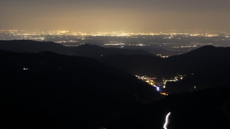 Dieses Bild zeigt eine Webcam-Aufnahme vom Achertal, aufgenommen am Montag, den 23.03.2026 um 20:30 Uhr. Die Temperatur betrug 5.5°C.