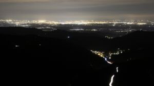 Dieses Bild zeigt eine Webcam-Aufnahme vom Achertal, aufgenommen am Sonntag, den 05.04.2026 um 22:00 Uhr. Die Temperatur betrug 6.8°C.