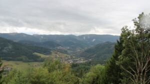 Dieses Bild zeigt eine Webcam-Aufnahme vom Achertal, aufgenommen am Freitag, den 28.08.2026 um 12:10 Uhr. Die Temperatur betrug 18.6°C.
