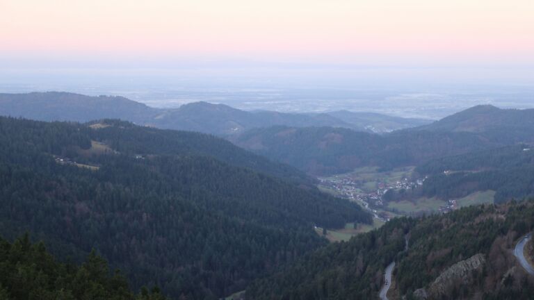 Dieses Bild zeigt eine Webcam-Aufnahme vom Achertal, aufgenommen am Donnerstag, den 18.12.2025 um 08:20 Uhr. Die Temperatur betrug 5.2°C.