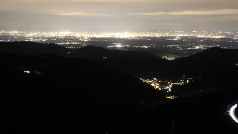 Dieses Bild zeigt eine Webcam-Aufnahme vom Achertal, aufgenommen am Mittwoch, den 29.10.2025 um 18:40 Uhr. Die Temperatur betrug 10.8°C.