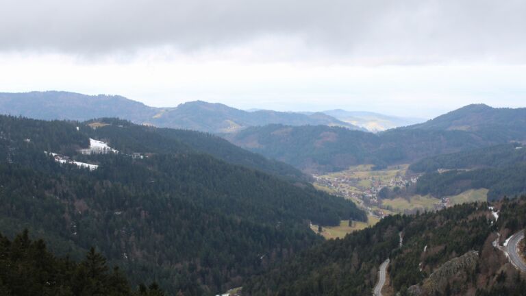 Dieses Bild zeigt eine Webcam-Aufnahme vom Achertal, aufgenommen am Sonntag, den 01.02.2026 um 13:20 Uhr. Die Temperatur betrug 3.8°C.