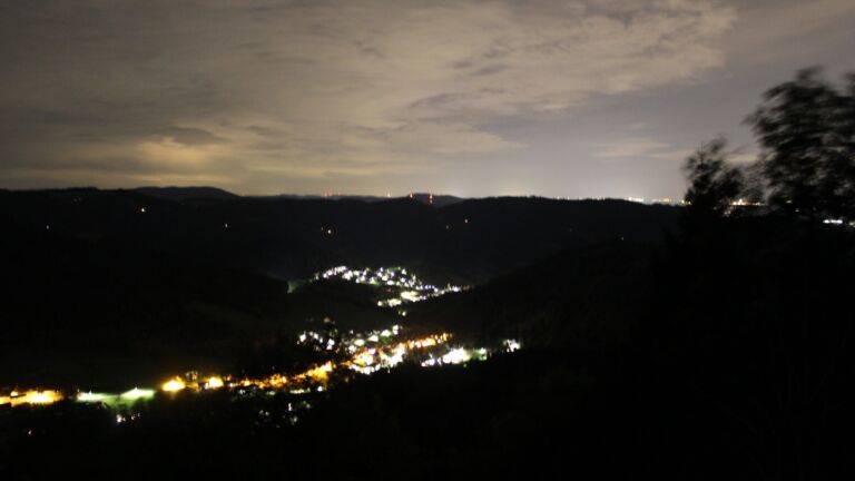 Dieses Bild zeigt eine Webcam-Aufnahme vom Achertal, aufgenommen am Donnerstag, den 17.09.2026 um 23:30 Uhr. Die Temperatur betrug 14°C.