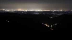 Dieses Bild zeigt eine Webcam-Aufnahme vom Achertal, aufgenommen am Sonntag, den 18.05.2025 um 23:30 Uhr. Die Temperatur betrug 9.6°C.