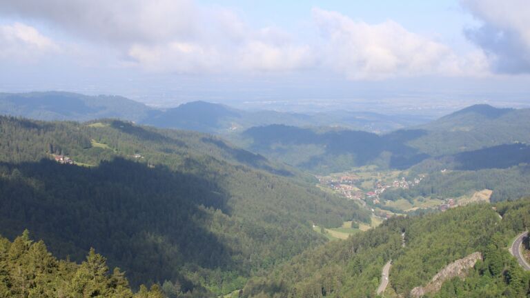 Dieses Bild zeigt eine Webcam-Aufnahme vom Achertal, aufgenommen am Freitag, den 23.05.2025 um 09:20 Uhr. Die Temperatur betrug 5.4°C.