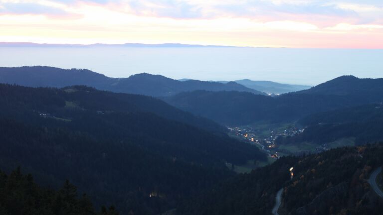 Dieses Bild zeigt eine Webcam-Aufnahme vom Achertal, aufgenommen am Donnerstag, den 06.11.2025 um 17:30 Uhr. Die Temperatur betrug 8.9°C.