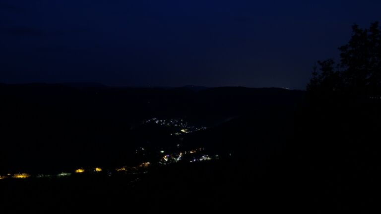 Dieses Bild zeigt eine Webcam-Aufnahme vom Achertal, aufgenommen am Samstag, den 18.07.2026 um 04:20 Uhr. Die Temperatur betrug 16.1°C.
