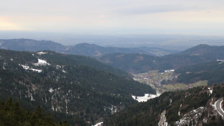 Dieses Bild zeigt eine Webcam-Aufnahme vom Achertal, aufgenommen am Mittwoch, den 14.01.2026 um 14:50 Uhr. Die Temperatur betrug 5.5°C.