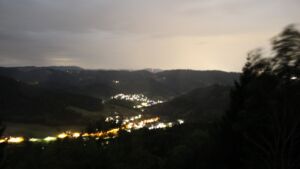 Dieses Bild zeigt eine Webcam-Aufnahme vom Achertal, aufgenommen am Samstag, den 29.08.2026 um 22:30 Uhr. Die Temperatur betrug 17.9°C.