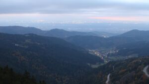Dieses Bild zeigt eine Webcam-Aufnahme vom Achertal, aufgenommen am Montag, den 13.10.2025 um 19:10 Uhr. Die Temperatur betrug 6.4°C.