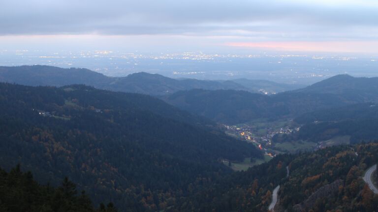 Dieses Bild zeigt eine Webcam-Aufnahme vom Achertal, aufgenommen am Montag, den 13.10.2025 um 19:10 Uhr. Die Temperatur betrug 6.4°C.