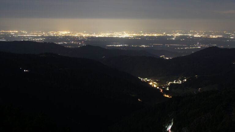 Dieses Bild zeigt eine Webcam-Aufnahme vom Achertal, aufgenommen am Donnerstag, den 02.10.2025 um 21:30 Uhr. Die Temperatur betrug 4.5°C.