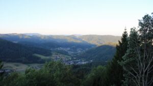 Dieses Bild zeigt eine Webcam-Aufnahme vom Achertal, aufgenommen am Donnerstag, den 13.08.2026 um 07:00 Uhr. Die Temperatur betrug 22.7°C.