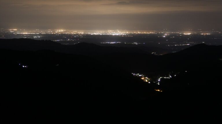 Dieses Bild zeigt eine Webcam-Aufnahme vom Achertal, aufgenommen am Mittwoch, den 21.05.2025 um 02:30 Uhr. Die Temperatur betrug 11.2°C.