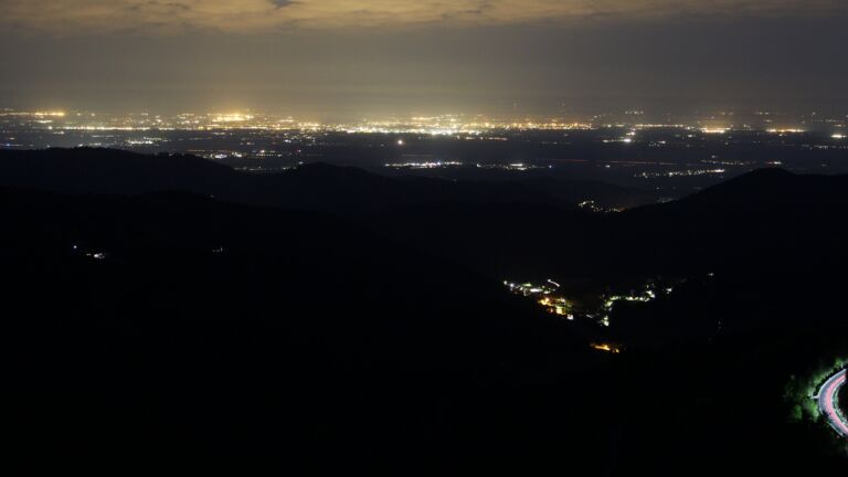 Dieses Bild zeigt eine Webcam-Aufnahme vom Achertal, aufgenommen am Freitag, den 02.05.2025 um 04:40 Uhr. Die Temperatur betrug 17.4°C.