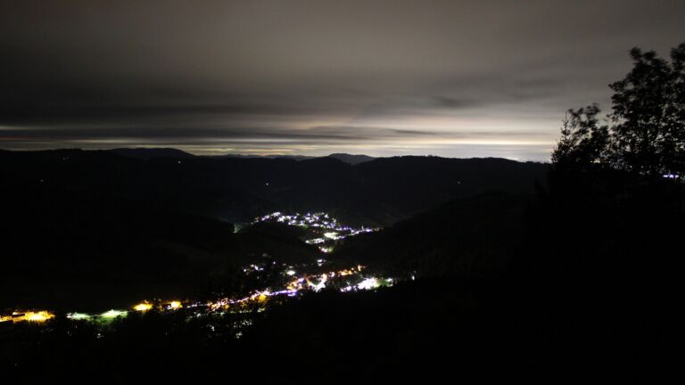 Dieses Bild zeigt eine Webcam-Aufnahme vom Achertal, aufgenommen am Samstag, den 10.10.2026 um 01:30 Uhr. Die Temperatur betrug 8.1°C.