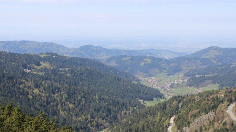 Dieses Bild zeigt eine Webcam-Aufnahme vom Achertal, aufgenommen am Samstag, den 18.04.2026 um 12:20 Uhr. Die Temperatur betrug 15.1°C.