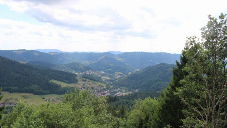 Dieses Bild zeigt eine Webcam-Aufnahme vom Achertal, aufgenommen am Montag, den 27.07.2026 um 16:00 Uhr. Die Temperatur betrug 22°C.