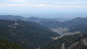 Dieses Bild zeigt eine Webcam-Aufnahme vom Achertal, aufgenommen am Freitag, den 19.12.2025 um 08:30 Uhr. Die Temperatur betrug 6.9°C.