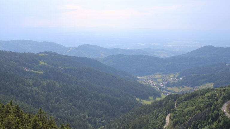 Dieses Bild zeigt eine Webcam-Aufnahme vom Achertal, aufgenommen am Samstag, den 31.05.2025 um 17:40 Uhr. Die Temperatur betrug 23°C.