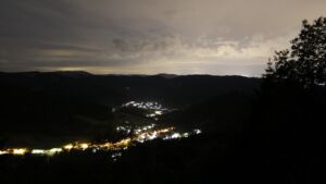 Dieses Bild zeigt eine Webcam-Aufnahme vom Achertal, aufgenommen am Dienstag, den 09.06.2026 um 23:50 Uhr. Die Temperatur betrug 10.4°C.