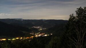 Dieses Bild zeigt eine Webcam-Aufnahme vom Achertal, aufgenommen am Donnerstag, den 24.09.2026 um 22:00 Uhr. Die Temperatur betrug 12.2°C.