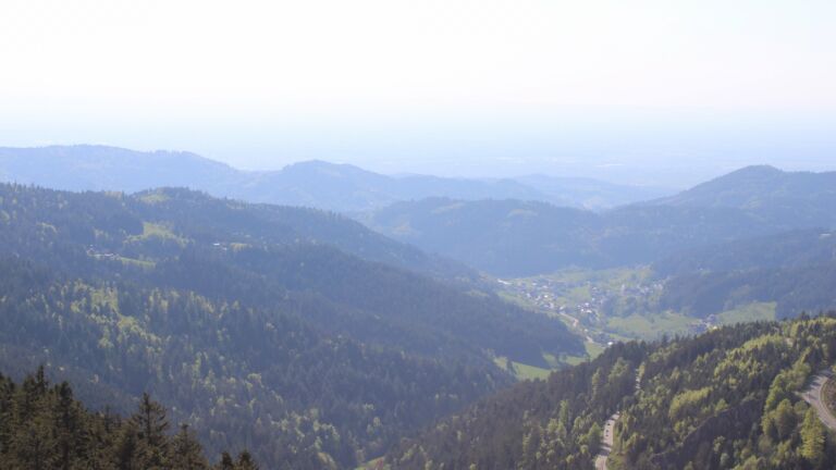 Dieses Bild zeigt eine Webcam-Aufnahme vom Achertal, aufgenommen am Mittwoch, den 30.04.2025 um 17:30 Uhr. Die Temperatur betrug 18.6°C.