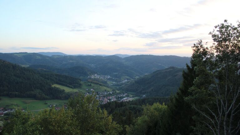 Dieses Bild zeigt eine Webcam-Aufnahme vom Achertal, aufgenommen am Freitag, den 18.09.2026 um 19:30 Uhr. Die Temperatur betrug 14.1°C.