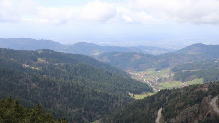 Dieses Bild zeigt eine Webcam-Aufnahme vom Achertal, aufgenommen am Dienstag, den 17.03.2026 um 12:40 Uhr. Die Temperatur betrug 7.6°C.