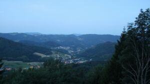 Dieses Bild zeigt eine Webcam-Aufnahme vom Achertal, aufgenommen am Sonntag, den 28.06.2026 um 04:50 Uhr. Die Temperatur betrug 28.1°C.