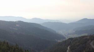 Dieses Bild zeigt eine Webcam-Aufnahme vom Achertal, aufgenommen am Donnerstag, den 05.03.2026 um 16:50 Uhr. Die Temperatur betrug 11.1°C.