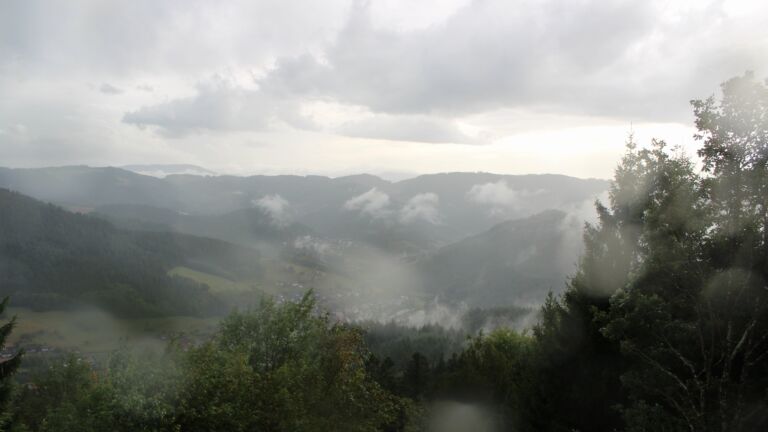 Dieses Bild zeigt eine Webcam-Aufnahme vom Achertal, aufgenommen am Freitag, den 28.08.2026 um 10:20 Uhr. Die Temperatur betrug 17.3°C.