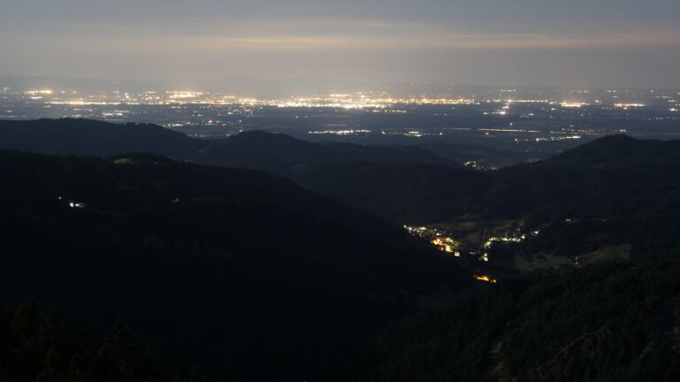 Dieses Bild zeigt eine Webcam-Aufnahme vom Achertal, aufgenommen am Samstag, den 12.07.2025 um 03:40 Uhr. Die Temperatur betrug 12.3°C.