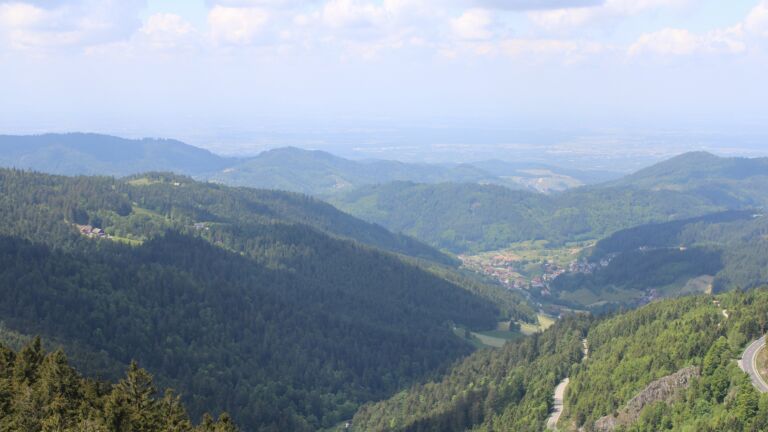 Dieses Bild zeigt eine Webcam-Aufnahme vom Achertal, aufgenommen am Samstag, den 17.05.2025 um 12:50 Uhr. Die Temperatur betrug 10.9°C.