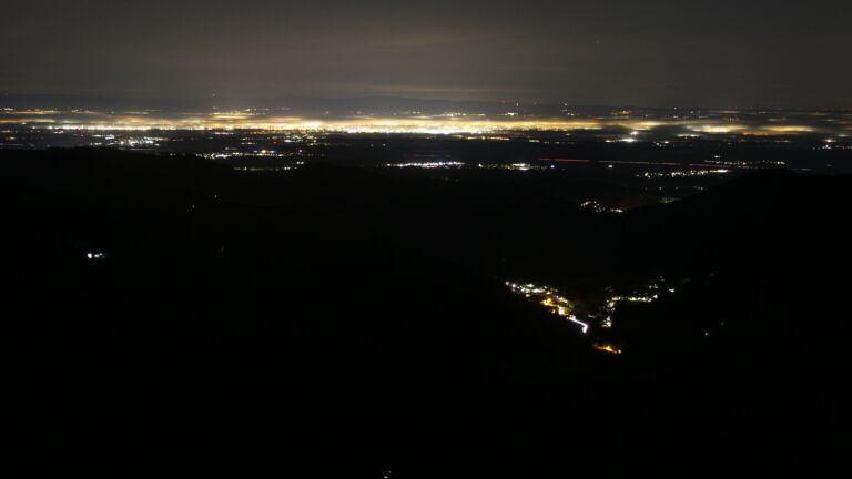 Dieses Bild zeigt eine Webcam-Aufnahme vom Achertal, aufgenommen am Sonntag, den 16.11.2025 um 05:30 Uhr. Die Temperatur betrug 7.5°C.