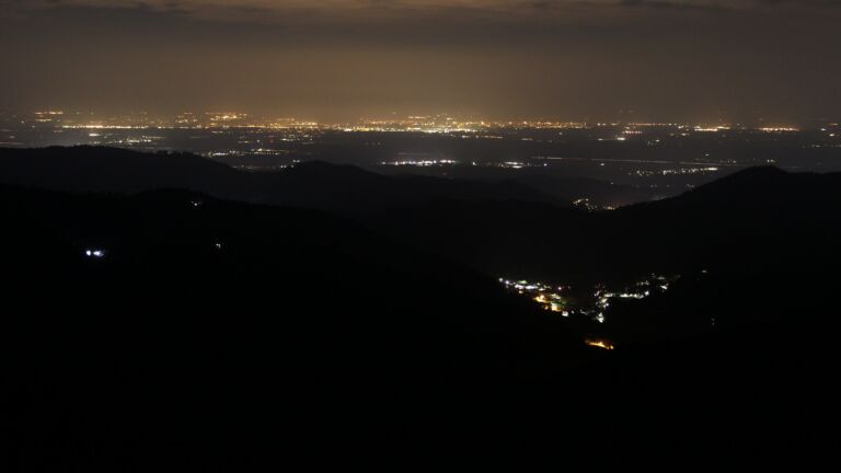 Dieses Bild zeigt eine Webcam-Aufnahme vom Achertal, aufgenommen am Samstag, den 21.03.2026 um 02:00 Uhr. Die Temperatur betrug 4.7°C.