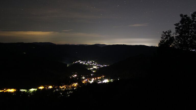 Dieses Bild zeigt eine Webcam-Aufnahme vom Achertal, aufgenommen am Freitag, den 16.10.2026 um 02:00 Uhr. Die Temperatur betrug 14.4°C.