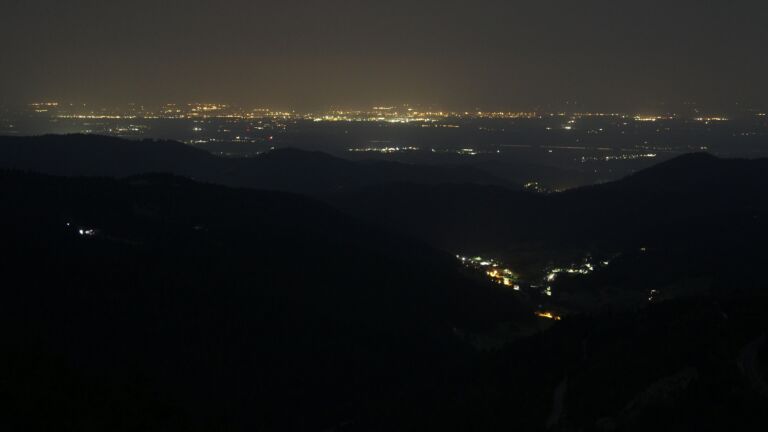 Dieses Bild zeigt eine Webcam-Aufnahme vom Achertal, aufgenommen am Samstag, den 16.08.2025 um 03:00 Uhr. Die Temperatur betrug 19.9°C.
