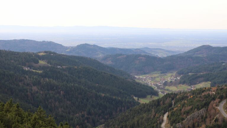 Dieses Bild zeigt eine Webcam-Aufnahme vom Achertal, aufgenommen am Donnerstag, den 13.11.2025 um 15:00 Uhr. Die Temperatur betrug 15.2°C.