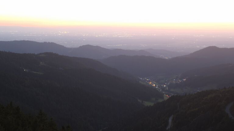 Dieses Bild zeigt eine Webcam-Aufnahme vom Achertal, aufgenommen am Montag, den 25.08.2025 um 21:00 Uhr. Die Temperatur betrug 16.2°C.