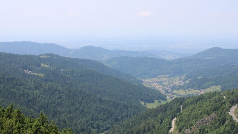 Dieses Bild zeigt eine Webcam-Aufnahme vom Achertal, aufgenommen am Montag, den 09.06.2025 um 13:40 Uhr. Die Temperatur betrug 14°C.
