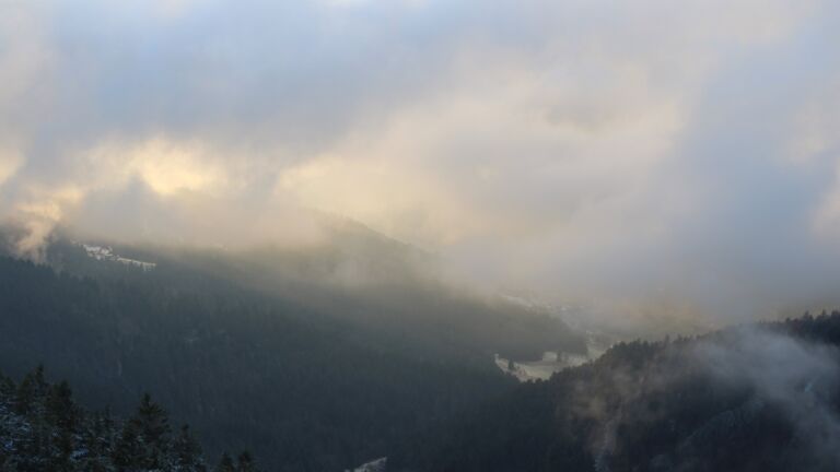 Dieses Bild zeigt eine Webcam-Aufnahme vom Achertal, aufgenommen am Dienstag, den 18.11.2025 um 16:10 Uhr. Die Temperatur betrug 0.7°C.